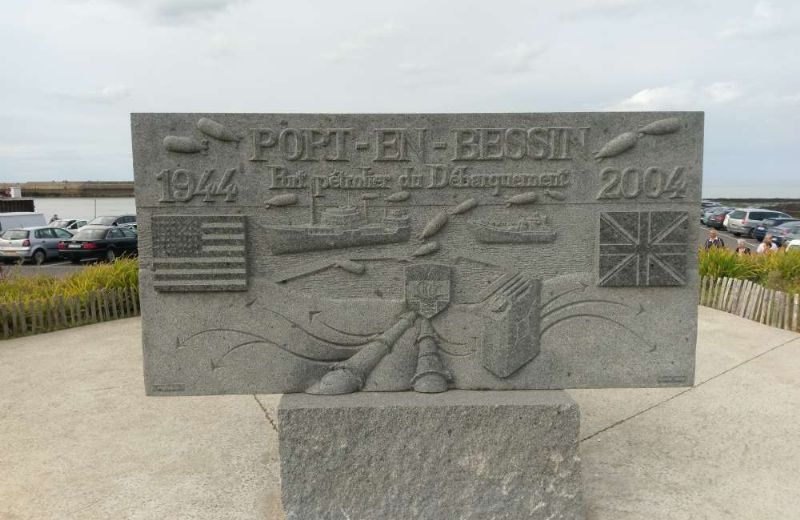 Stèle du port de Port-en-Bessin