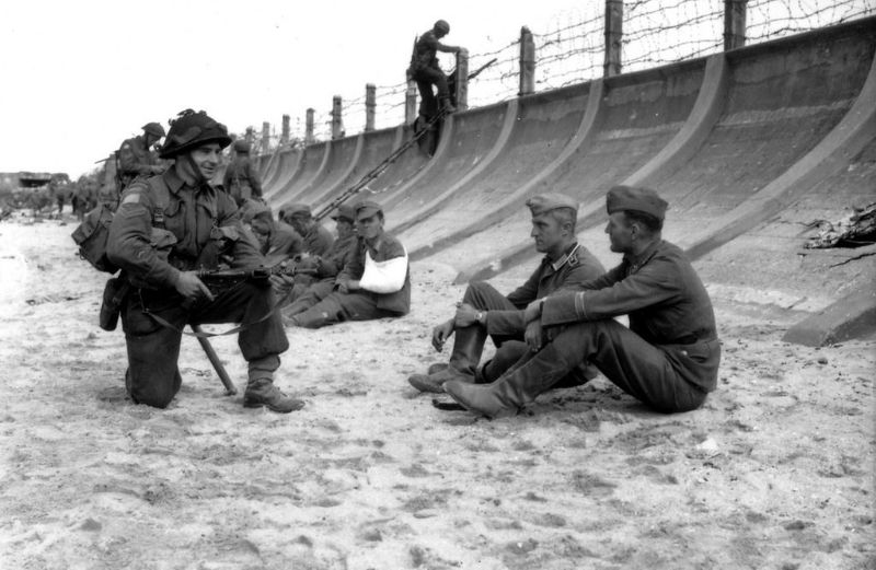 Soldat canadien avec des prisonniers allemand WN28